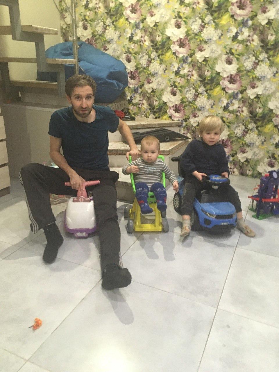 Актеры студии «Мамахохотала» показали, чем занимаются на карантине